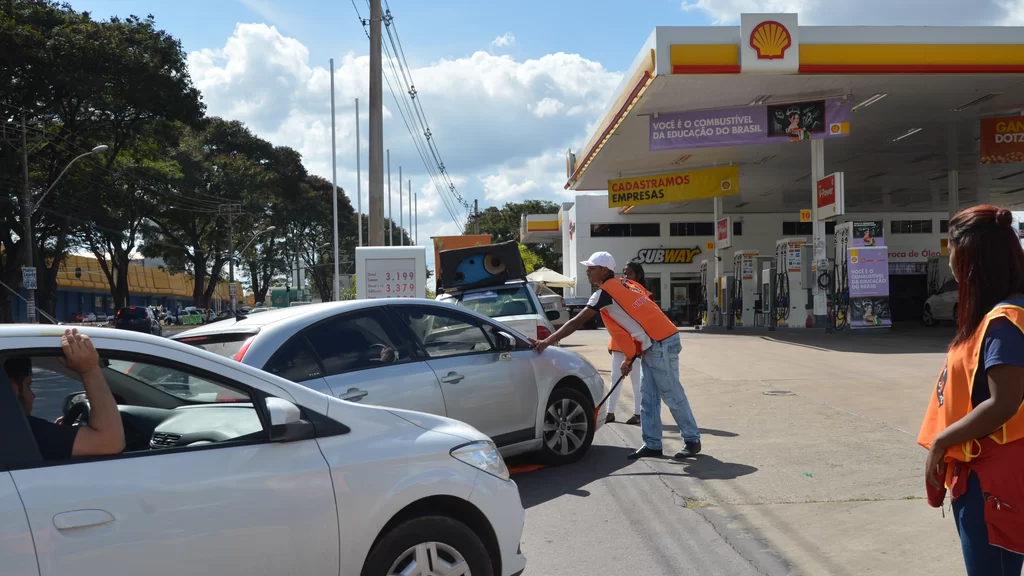 Brasília - Frentistas impedem acesso de motoristas a alguns postos do Distrito Federal. A categoria faz greve por melhoria salarial