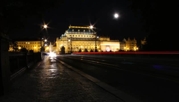 Praga proíbe turismo noturno em bares